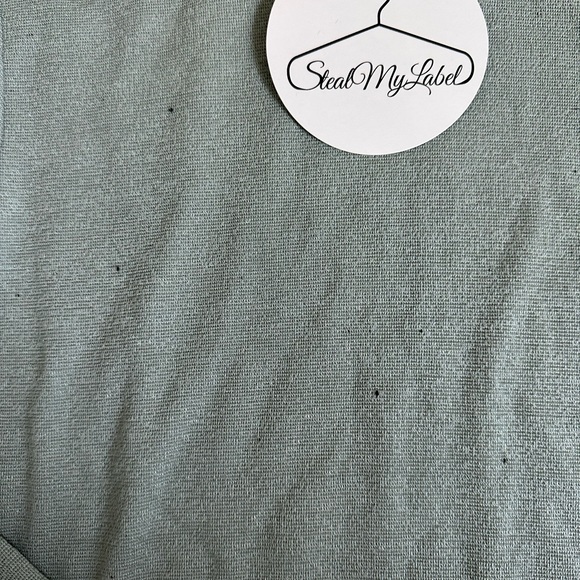 Lightweight workout pullover tunic with hoodie in size small. Boutique item. - Picture 3 of 6